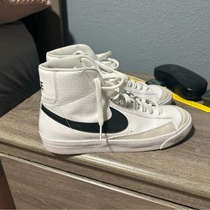 Nike blazer pretty much new wore 2 times kids size 7 but fits like women’s 8